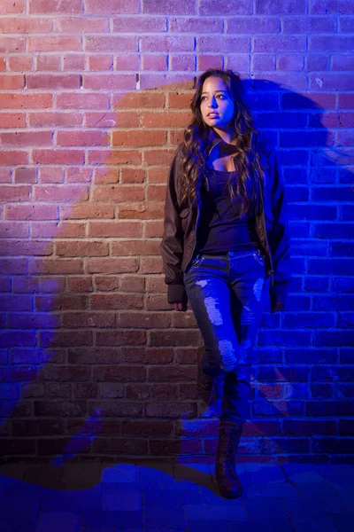 れんが造りの壁かなり混血の若い大人の女性 — ストック写真