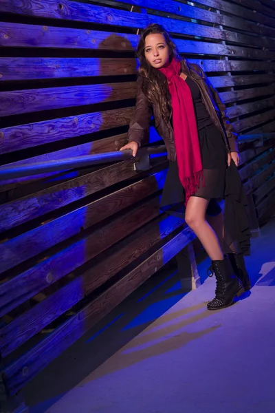 Razza mista giovane donna adulta contro un muro di legno sfondo — Foto Stock