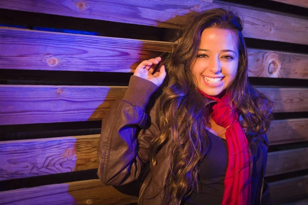 Mujer adulta joven de raza mixta contra un fondo de pared de madera — Foto de Stock