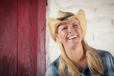 eski duvar ve kırmızı kapı karşı güzel cowgirl