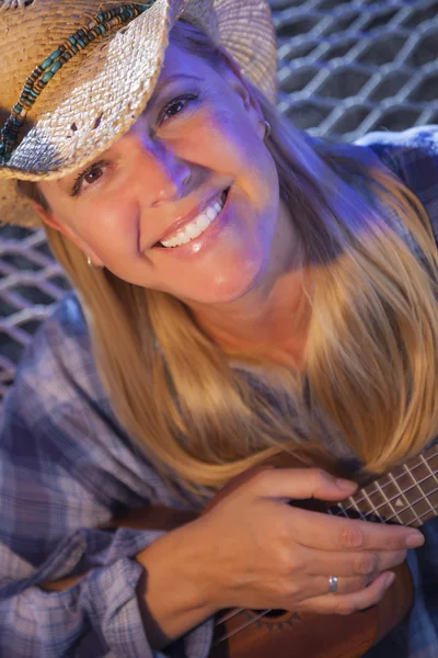 Piękne cowgirl w pobliżu ogniska, gry i jej ukulele — Zdjęcie stockowe