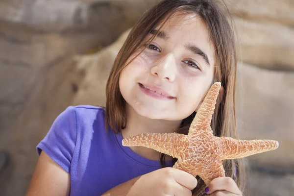 Jovem brincando com Starfish — Fotografia de Stock