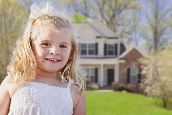 Cute Smiling Girl Playing in Front Yard — Stock Photo, Image