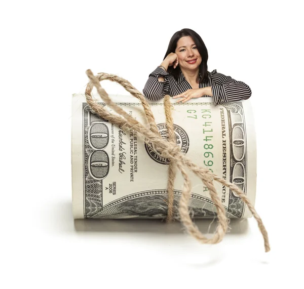 Mulher hispânica se apoiando em um rolo de notas de cem dólares — Fotografia de Stock