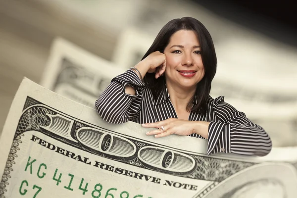 100 ドル紙幣に傾いているヒスパニックの女性 — ストック写真