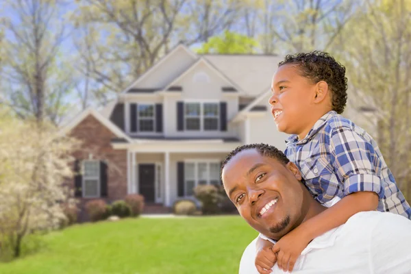 Raza mixta Padre e hijo delante de la casa Imagen De Stock