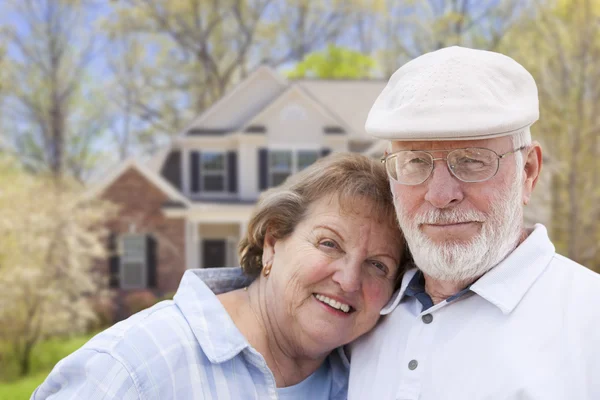 Happy Senior Couple in Front of House — Stock Photo, Image