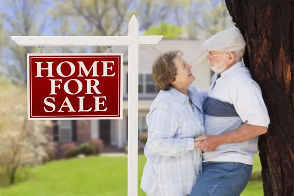 Przodu szczęśliwa para starszy sprzedaż i dom — Zdjęcie stockowe