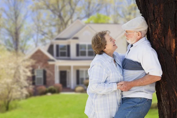 Gelukkig senior koppel in de voortuin van huis — Stockfoto