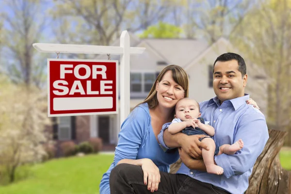 Couple devant à vendre signe et maison — Photo