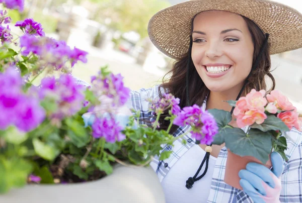 Jeune femme adulte portant chapeau jardinage en plein air — Photo