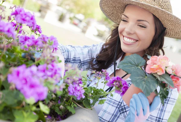 Junge erwachsene Frau mit Hut bei der Gartenarbeit im Freien — Stockfoto