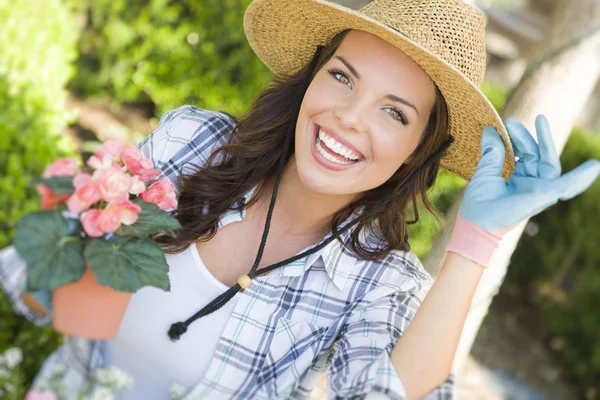 Jeune femme adulte portant chapeau jardinage en plein air — Photo