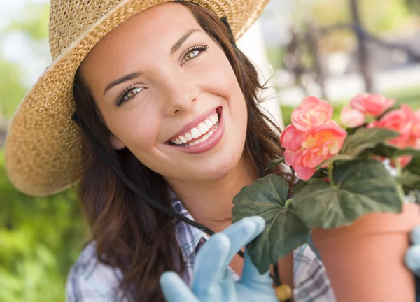Fiatal felnőtt nő visel kalapot Kertészet szabadban — Stock Fotó