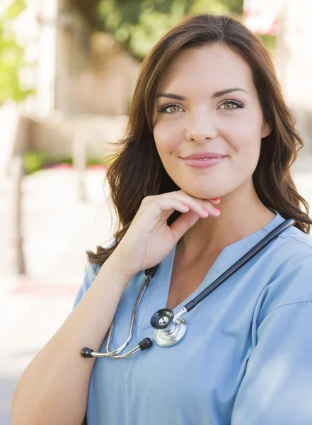 Junge erwachsene Ärztin oder Krankenschwester Porträt draußen — Stockfoto