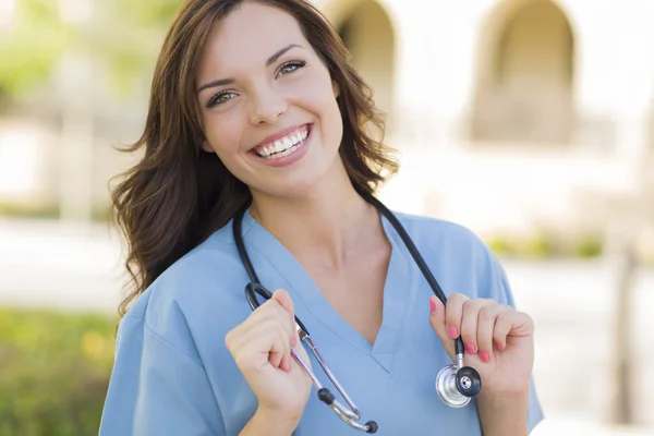 Mujer joven adulta médico o enfermera retrato fuera — Foto de Stock