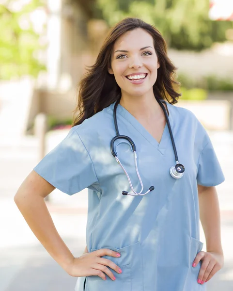 Mujer joven adulta médico o enfermera retrato fuera —  Fotos de Stock