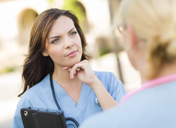 Dos Doctoras Adultas Jóvenes o Nuses Hablando Fuera — Foto de Stock