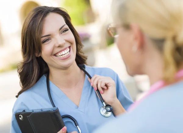 Dos Doctoras Adultas Jóvenes o Nuses Hablando Fuera — Foto de Stock