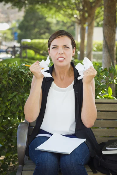 Mujer joven molesta con lápiz y papel arrugado en las manos — Foto de Stock