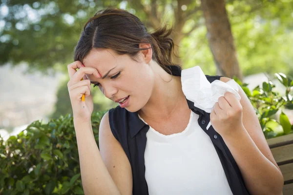 Boos jonge vrouw met potlood en verfrommeld papier in hand — Stockfoto