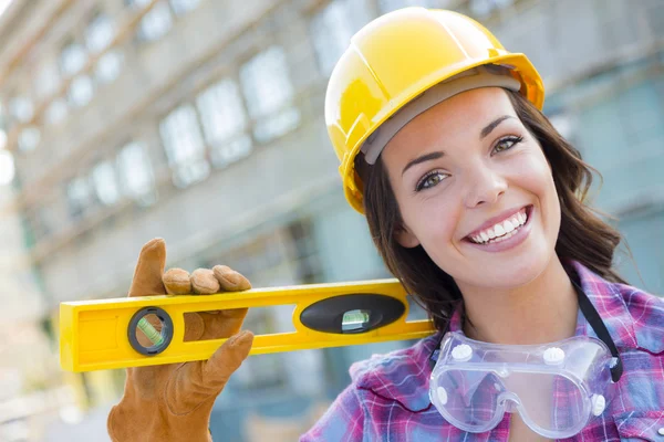 Joven atractiva mujer trabajadora de la construcción con sombrero duro y — Foto de Stock