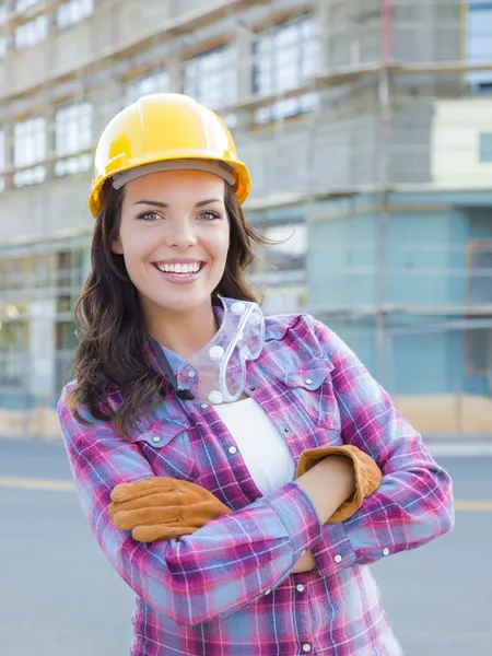 Junge attraktive Bauarbeiterin mit hartem Hut und — Stockfoto