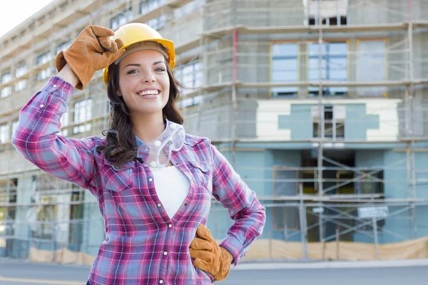 Joven atractiva mujer trabajadora de la construcción con sombrero duro y — Foto de Stock