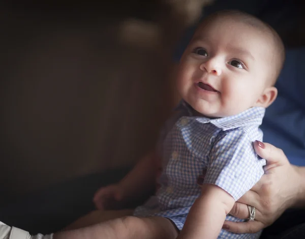 Lindo bebé de raza mixta con padres — Foto de Stock