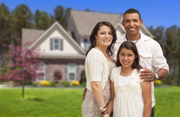 Pequena família hispânica na frente de sua casa — Fotografia de Stock