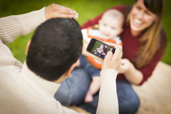 Felices padres de raza mixta y bebé niño tomando autorretratos — Foto de Stock