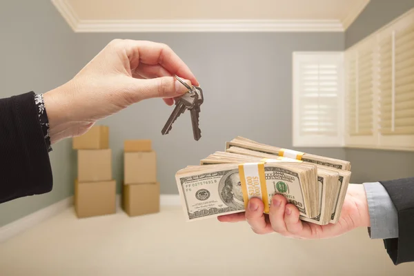 Consegna dei contanti per le chiavi della casa — Foto Stock