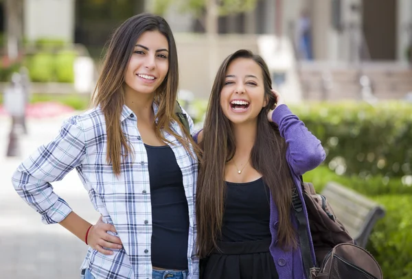 Raça mista Estudantes do sexo feminino carregando mochilas no campus da escola — Fotografia de Stock