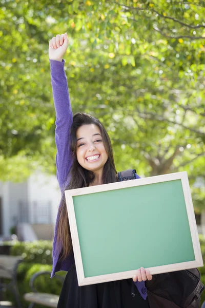 Podekscytowany mieszanej rasy kobiet student przytrzymanie puste tablica — Zdjęcie stockowe