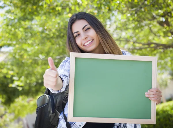 Glada blandras kvinnlig student håller Tom svarta tavlan — Stockfoto