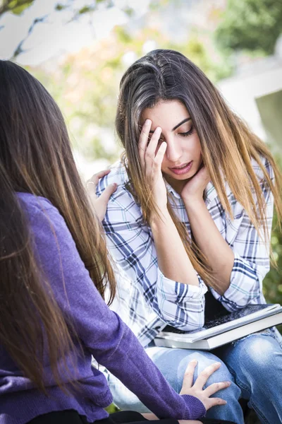 Estresado triste joven mixta raza chica ser confortado por amigo —  Fotos de Stock