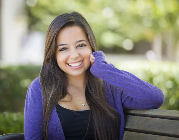 Portret van gemengd ras vrouwelijke student op de school campus — Stockfoto