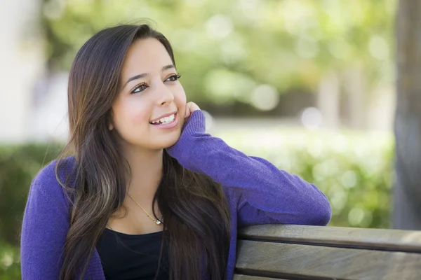 Portret van gemengd ras vrouwelijke student op de school campus — Stockfoto