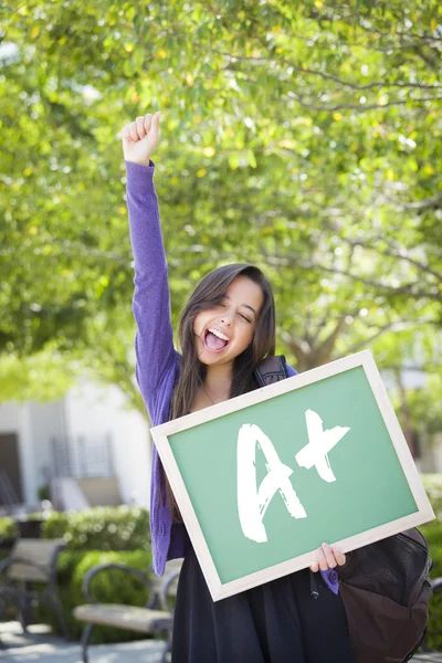 Misturado raça feminina estudante segurando Chalkboard com um escrito — Fotografia de Stock