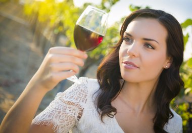 Genç Yetişkin kadının içinde üzüm şarap