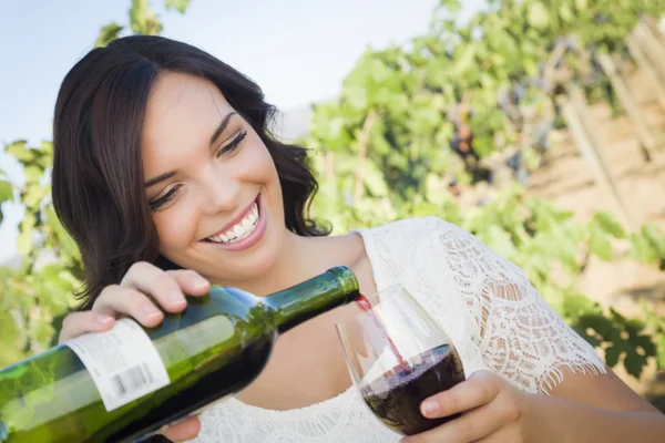 Νεαρή ενήλικη γυναίκα, απολαμβάνοντας ένα ποτήρι κρασί στον αμπελώνα — Φωτογραφία Αρχείου