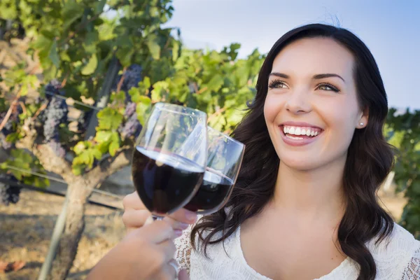 Jonge vrouw genieten van glas wijn in de wijngaard met vrienden — Stockfoto