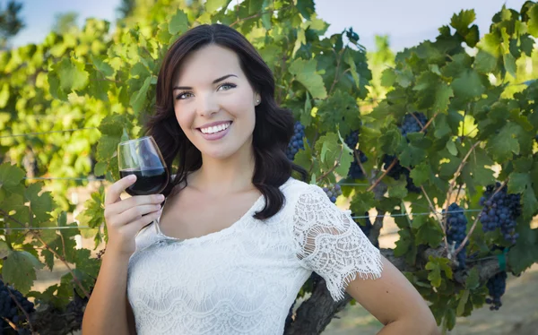 Mujer joven adulta disfrutando de una copa de vino en el viñedo — Foto de Stock