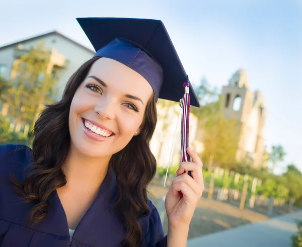 Glad examen blandras kvinna i mössa och klänning — Stockfoto