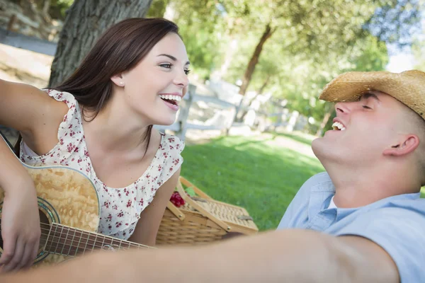 Pareja de carrera mixta con guitarra y sombrero de vaquero en el parque —  Fotos de Stock