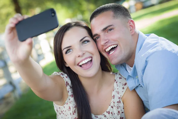 Pareja de raza mixta tomando autorretrato en el parque —  Fotos de Stock