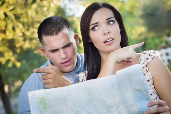 Resultado de imagen de hombre perdido mirando un mapa desesperado