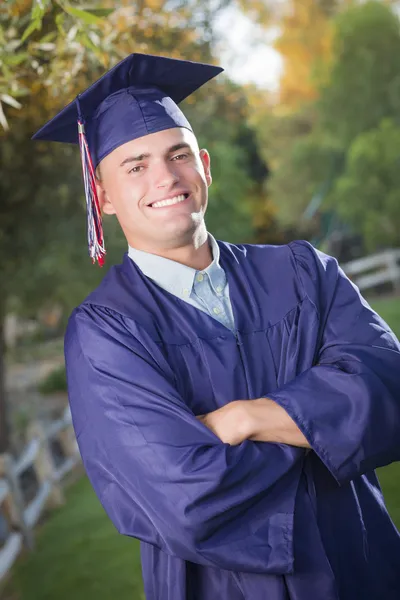 Bel homme diplômé en casquette et robe — Photo