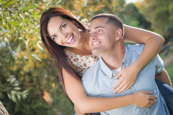 Retrato de casal romântico de raça mista no parque — Fotografia de Stock