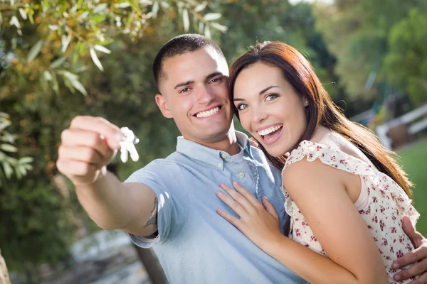 Feliz casal animado com novas chaves da casa — Fotografia de Stock